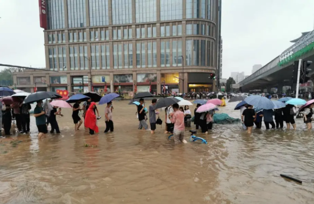 河南千年一遇的大暴雨停下之前，作為普通人，我們可以做什么？